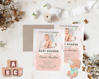 Könnte beinhalten: Zwei rosa und grüne Babyparty-Einladungen mit weißen Punkten. Die Einladungen zeigen ein Foto eines Babys in einem weißen Strampler und einer grün-weißen Schleife. Der Text auf den Einladungen lautet "Baby Shower Honoring Connor Hamilton" und "Baby Shower Honoring [or] Hamilton".