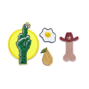 Può includere: Un set di toppe ricamate. I disegni includono una mano di cactus verde con un fiore, un uovo fritto, una pera e un cappello da cowboy con una stella. Sfondo bianco.