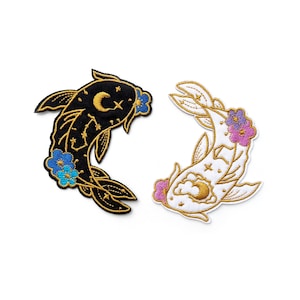 Può includere: Due toppe ricamate da stirare raffiguranti pesci koi con dettagli floreali. Una toppa è nera con accenti dorati e blu, l'altra è bianca con accenti dorati e rosa.