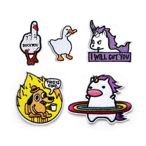 Pode incluir: Cinco patches bordados para passar a ferro com memes populares da internet. Os patches incluem um ganso com um cigarro, um cão em um incêndio, um unicórnio com um arco-íris, um unicórnio com o texto "I will cut you" e um dedo do meio com o texto "Duck you".