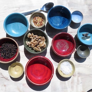 Petit bol en céramique, plat de sel fait main.