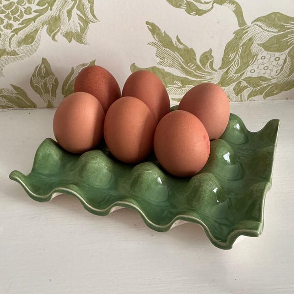 Bandeja de cerámica para huevos, accesorios de cocina coloridos.