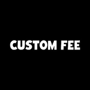 Puede incluir: Texto blanco "CUSTOM FEE" sobre fondo negro. La tipografía es en negrita, sin serifa y centrada. La imagen es un gráfico simple de alto contraste.
