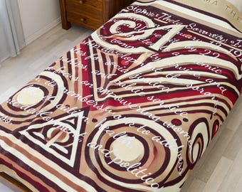 Manta de felpa color carmesí y crema: un elegante regalo inspirado en una hermandad.