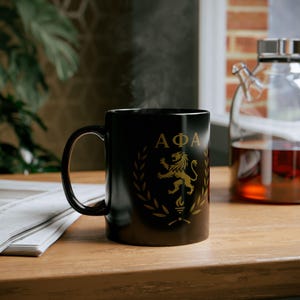 Taza de la fraternidad Alpha Phi Alpha, diseño de león y antorcha, con letras griegas doradas y negras, regalo para hombres alfa, hermanos de fraternidad y universitarios.