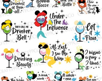 Puede incluir: Una colección de diseños de copas de vino caprichosos con personajes de Disney y frases divertidas. Cada copa presenta una ilustración de personaje única y texto, como "Bibbidi Bobbidi Booze" y "Under the Influence".