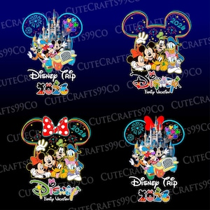 以下が含まれることがあります： 濃い青色の背景に、4つのカラフルなディズニーをテーマにしたデザイン。各デザインにはミッキーマウスの耳、「ディズニー」の文字、そして「2026」の年号が描かれています。デザインには、さまざまなディズニーのキャラクター、花火、お城が含まれています。