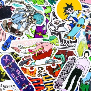 Pode incluir: Uma cole&ccedil;&atilde;o de adesivos coloridos com tema de skate que apresentam v&aacute;rios designs, incluindo esqueletos, personagens de desenhos animados e a frase "It's a Crime".