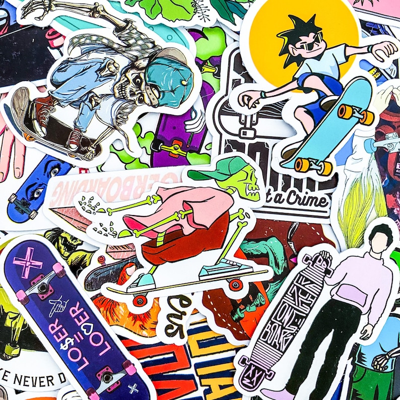 Pode incluir: Uma cole&ccedil;&atilde;o de adesivos coloridos com tema de skate que apresentam v&aacute;rios designs, incluindo esqueletos, personagens de desenhos animados e a frase "It's a Crime".