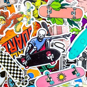 Pode incluir: Uma cole&ccedil;&atilde;o de adesivos de skate coloridos com v&aacute;rios designs, incluindo um esqueleto andando de skate, um skate rosa com um gr&aacute;fico de sol e um skate xadrez. Os adesivos s&atilde;o perfeitos para decorar laptops, garrafas de &aacute;gua e outras superf&iacute;cies.