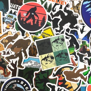 50 pegatinas aleatorias geniales de Bigfoot, calcomanías de criaturas míticas, calcomanías para exteriores, calcomanías impermeables, paquete de calcomanías de aventuras en el bosque