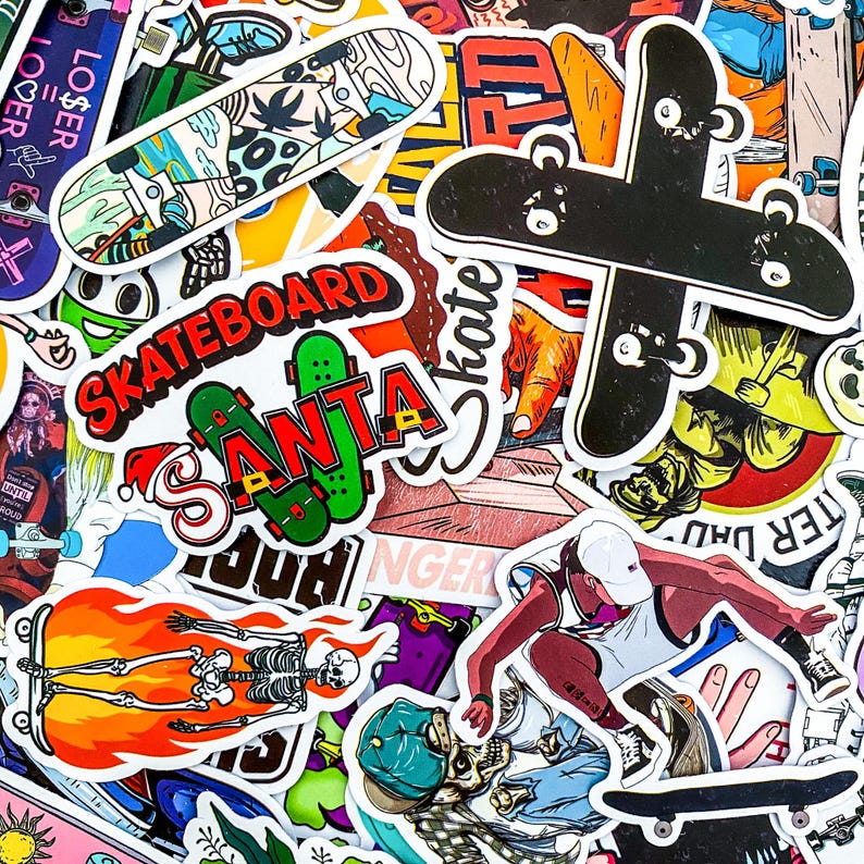 Pode incluir: Uma cole&ccedil;&atilde;o de adesivos de skate coloridos com v&aacute;rios designs, incluindo um esqueleto, um Papai Noel, um skatista e uma caveira. Os adesivos s&atilde;o perfeitos para decorar skates, laptops, garrafas de &aacute;gua e outras superf&iacute;cies.