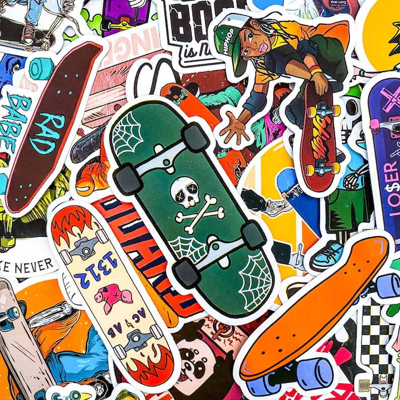 Pode incluir: Uma cole&ccedil;&atilde;o de adesivos de skate coloridos com v&aacute;rios designs, incluindo um skate verde com uma caveira e ossos cruzados, um skate vermelho e amarelo com chamas e um skate azul e branco com a palavra "HIPHOP" nele.