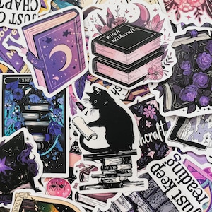 Pode incluir: Uma coleção de autocolantes com tema de bruxas. Os autocolantes incluem um livro roxo com uma lua crescente, um gato preto a ler um pergaminho e livros com o texto "Witch Withcraft". Outros autocolantes apresentam desenhos florais e celestiais.