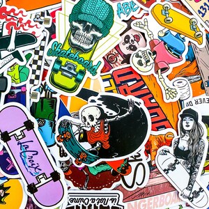 Pode incluir: Uma cole&ccedil;&atilde;o de adesivos de skate coloridos com v&aacute;rios designs, incluindo uma caveira usando um chap&eacute;u verde, um esqueleto andando de skate e um personagem de desenho animado com um skate. Os adesivos t&ecirc;m uma variedade de cores, incluindo vermelho, azul, verde, amarelo e preto.