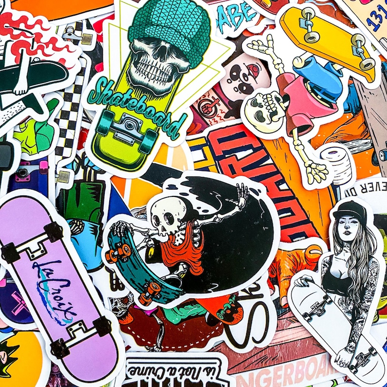 Pode incluir: Uma cole&ccedil;&atilde;o de adesivos de skate coloridos com v&aacute;rios designs, incluindo uma caveira usando um chap&eacute;u verde, um esqueleto andando de skate e um personagem de desenho animado com um skate. Os adesivos t&ecirc;m uma variedade de cores, incluindo vermelho, azul, verde, amarelo e preto.