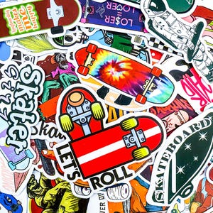 Pode incluir: Uma cole&ccedil;&atilde;o de adesivos de skate coloridos com v&aacute;rios designs, incluindo um skate tie-dye, um skate vermelho e branco com o texto "Let's Roll" e um skate verde com o texto "Skateboard".