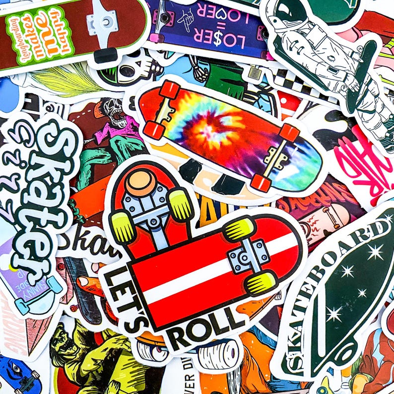 Pode incluir: Uma cole&ccedil;&atilde;o de adesivos de skate coloridos com v&aacute;rios designs, incluindo um skate tie-dye, um skate vermelho e branco com o texto "Let's Roll" e um skate verde com o texto "Skateboard".