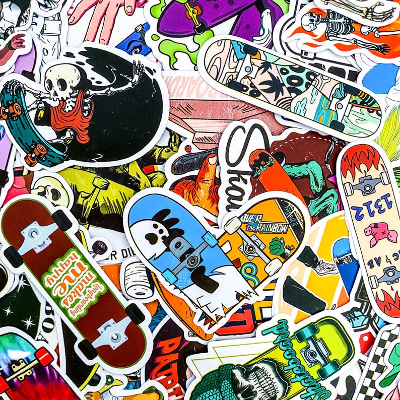 Pode incluir: Uma cole&ccedil;&atilde;o de adesivos de skate coloridos com v&aacute;rios designs, incluindo um esqueleto andando de skate, um fantasma, um arco-&iacute;ris e uma caveira. Os adesivos s&atilde;o perfeitos para decorar laptops, garrafas de &aacute;gua e outras superf&iacute;cies.