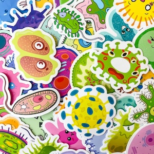 Może przedstawiać: Kolekcja kolorowych naklejek w stylu kreskówkowym przedstawiających różne mikroorganizmy. Naklejki prezentują różnorodne kształty i kolory, w tym zielony, żółty, niebieski, różowy i fioletowy. Wzory obejmują bakterie, wirusy i inne organizmy mikroskopijne.