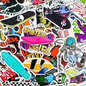 Pode incluir: Uma cole&ccedil;&atilde;o de adesivos coloridos com tema de skate que apresentam v&aacute;rios designs, incluindo um skate rosa com as palavras "Skater Girl", um esqueleto em um skate e um skate azul e branco com a palavra "Ride".