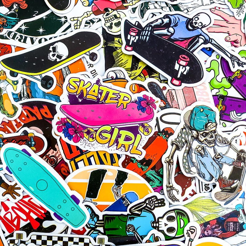 Pode incluir: Uma cole&ccedil;&atilde;o de adesivos coloridos com tema de skate que apresentam v&aacute;rios designs, incluindo um skate rosa com as palavras "Skater Girl", um esqueleto em um skate e um skate azul e branco com a palavra "Ride".