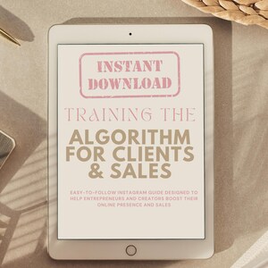 Könnte beinhalten: Ein digitales Tablet zeigt den Text "SOFORT-DOWNLOAD TRAINING DES ALGORITHMUS FÜR KUNDEN & VERKÄUFE." Der Text ist in Rosa und Braun gehalten. Das Tablet ist von Bürobedarf umgeben.