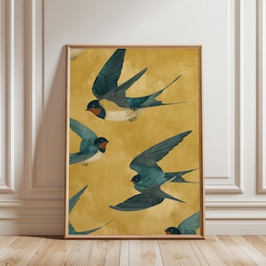 Könnte beinhalten: Gerahmter Kunstdruck mit mehreren Schwalben im Flug vor einem senfgelben Hintergrund. Die Vögel haben blaue Flügel, rote Gesichter und weiße und beige Bäuche. Das Kunstwerk ist im Vintage-Stil gehalten.
