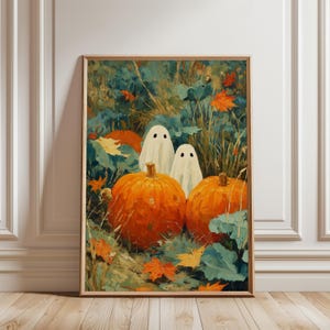 Può includere: Un dipinto autunnale incorniciato con due figure di fantasmi bianchi dietro tre grandi zucche arancioni. Lo sfondo include fogliame verde e blu con foglie arancioni e gialle, creando una scena di Halloween stravagante.