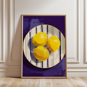 Può includere: Stampa artistica incorniciata con tre limoni gialli su un piatto bianco a righe blu. Il piatto è posto su uno sfondo viola scuro, all'interno di una cornice di legno. L'opera evoca un tema di natura morta.