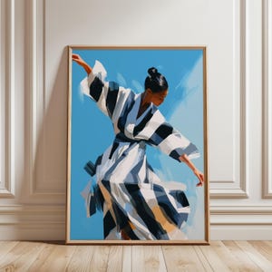 Puede incluir: Una impresión de arte mural enmarcada que presenta una pintura estilizada de una figura con un kimono a cuadros blancos y negros, capturada en una pose de baile dinámica sobre un fondo azul claro sólido. La obra utiliza pinceladas audaces.