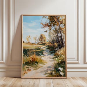 Può includere: Dipinto paesaggistico incorniciato con un sentiero soleggiato che attraversa un campo verso gli alberi. L'opera utilizza verdi, marroni e blu, con pennellate visibili. Il cielo è azzurro con nuvole.