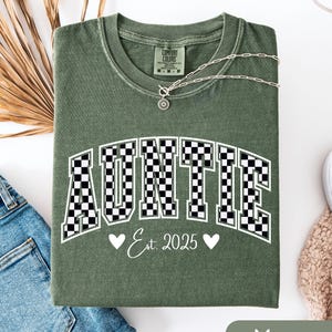 Retro Auntie Est. 2025 Shirt, Checker Print Aunt Shirt, Vintage Style Aunt T-Shirt, Custom Year Gift, New Aunt Reveal Shirt