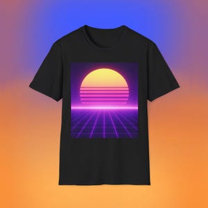 Op de afbeelding: Zwart T-shirt met een retro graphic. Het ontwerp toont een gele zon, roze strepen en een paars raster, wat de jaren 80 oproept. De afbeelding staat centraal op het shirt en biedt een opvallende visuele impact. Het ontwerp roept nostalgie op.