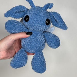 Op de afbeelding: Een set van drie keramische mokken met een gespikkelde, matte afwerking. De mokken zijn in crème, lichtgrijs en donkergrijs. Elke mok heeft een eenvoudig, minimalistisch ontwerp.