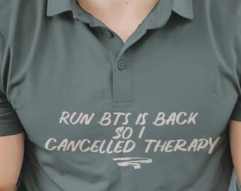 BTS är tillbaka PNG | Rolig fanmeme-design | Inställt terapiskämt | Kpop-fanhumorskjortadesign | Digital nedladdning