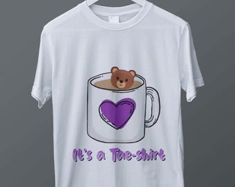 Det är en Tae-skjorta PNG | Söt björnkaffedesign | Kpop-fanordvits | Mysig estetisk skjortdesign | Lila hjärta-muggillustration