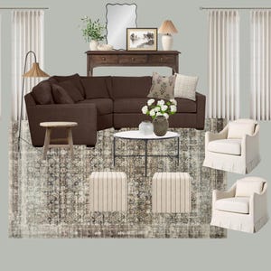 Puede incluir: Una sala de estar con un sofá seccional marrón, dos sillones blancos, dos otomanas blancas, una mesa de café de madera, una alfombra, una lámpara de pie y una consola con un espejo y una imagen enmarcada.