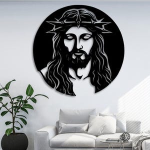 Puede incluir: Silueta en blanco y negro de Jesucristo con una corona de espinas sobre un fondo circular negro.