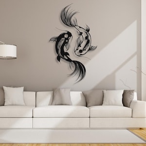 Könnte beinhalten: Schwarze Wandkunst aus Metall mit zwei stilisierten Koi-Fischen in einem Yin-Yang-Design. Die Fische sind einander zugewandt und ihre Schwänze sind ineinander verschlungen.