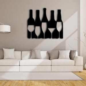 Peut inclure: Décoration murale en métal noir représentant des silhouettes de bouteilles et de verres à vin. L'œuvre comprend diverses formes de bouteilles et différents styles de verres. Cette pièce décorative est conçue pour être fixée au mur.