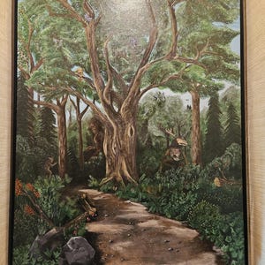 Könnte beinhalten: Ein Gemälde, das eine Waldszene mit einem großen Baum in der Mitte zeigt. Der Baum hat einen hohlen Stamm und ist von kleineren Bäumen und Büschen umgeben. In der Szene sind mehrere Tiere zu sehen, darunter ein Bär, ein Hirsch und ein Vogel. Der Weg führt zum Baum.