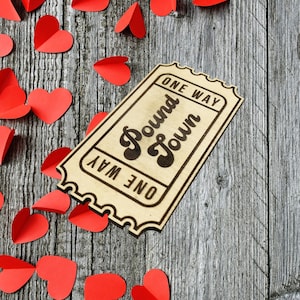 Billete de ida a Pound Town / Regalo de San Valentín / Regalo de Navidad / Regalo de broma / Regalo divertido para él / Regalo para ella / Madera grabada con láser
