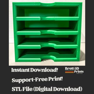Può includere: Un organizer da scrivania verde brillante stampato in 3D con quattro scomparti orizzontali, frontali aperti e intagli curvi. Il testo recita: Instant Download! Brett 3D Prints, Support-Free Print! STL File (Digital Download).