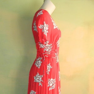10 M 80s Cruise Red Rayon Dress Tropical Floral Print Cinched Side Seams Simplicity Pattern 9887 Charter Retail VFG Bild 1