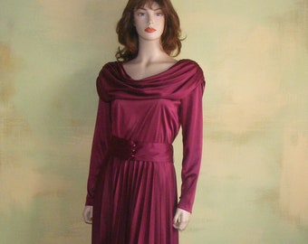 M Vintage Vicky Vaughn Dress Goddess Gown Prom Dress Draped Shoulder Long Sleeve Burgundy Wine Red Knife Pleats Pearl Loop Buttons VFG