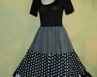 S M 70s Black and White Checkered Maxi Dress Jersey Knit Bodice Heavy Flannel Skirt Full Sweep Geometric Pockets OOAK VFG