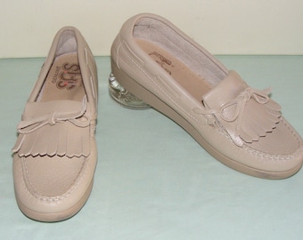 8 Narrow 8N Vintage SAS Loafers Beige Leather Hand Sewn Kiltie Loafer Shoes Cobbler Made in the U.S.A. Soft Step Heel Rubber Wedge Sole VFG