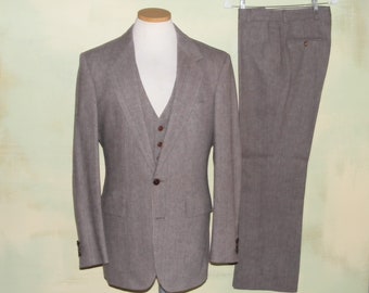 40 31/31+ Palm Beach Tweed 3 Piece Suit Mad Men Wedding Herringbone Leather Knot Buttons  Gray, Brown, Blue Wool Suiting Slim Fit VFG