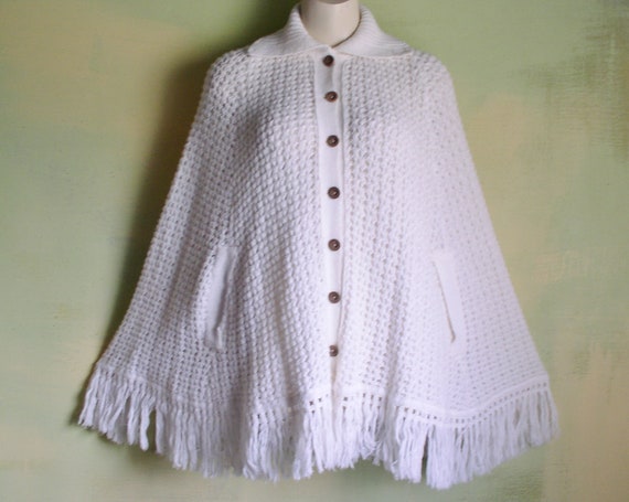 Vintage 1970s White Crochet Knit Cape Wooden Butt… - image 3